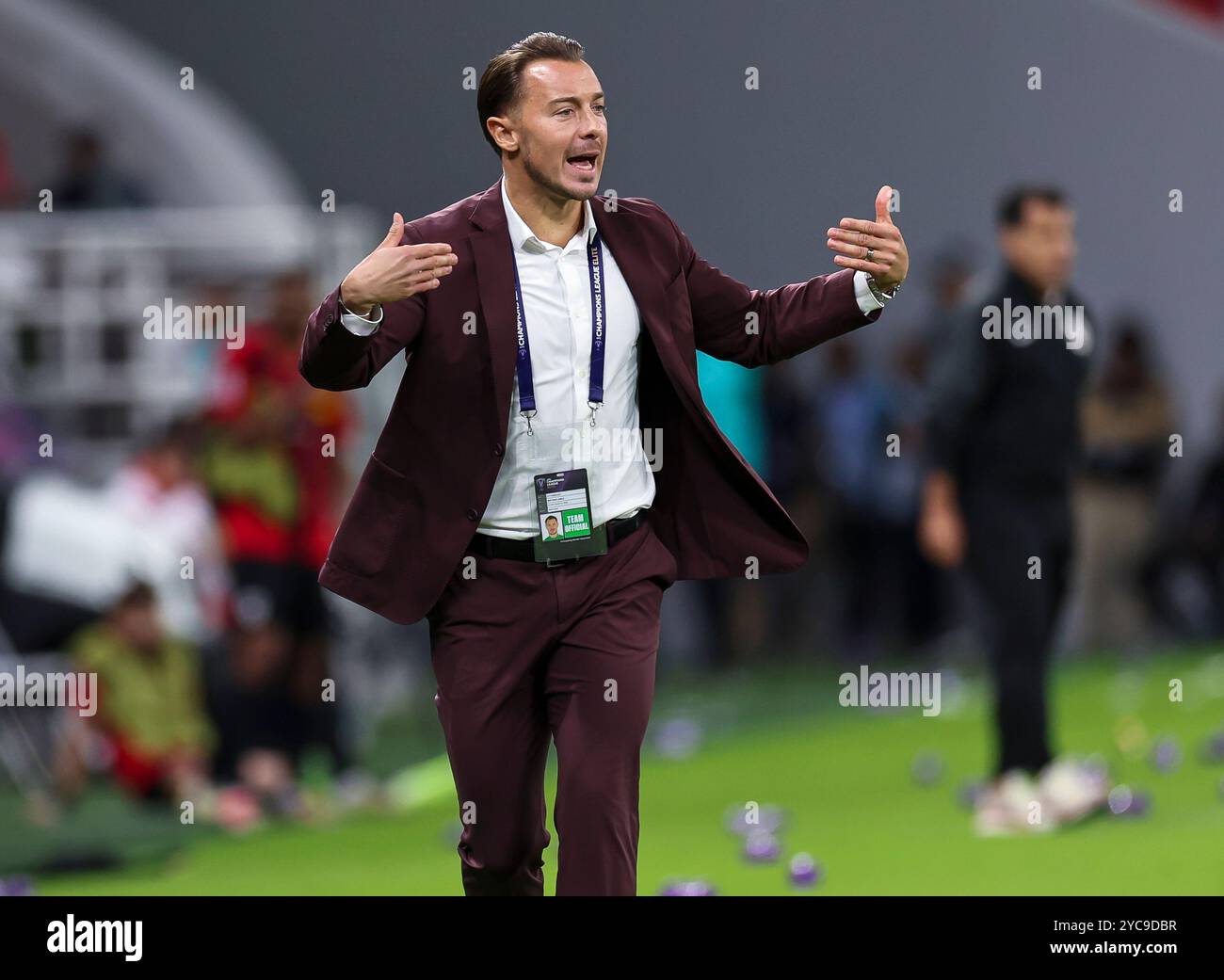 Al Rayyyan, Katar. Oktober 2024. Matthias Jaissle, Cheftrainer des Al Ahli Saudi FC, reagiert während des AFC Champions League Elite Fußballspiels zwischen dem Al Rayyyan SC Katar und dem Saudi-arabischen Al Ahli Saudi FC im Ahmad bin Ali Stadium in Al Rayyan, Katar, 21. Oktober 2024. Quelle: Nikku/Xinhua/Alamy Live News Stockfoto