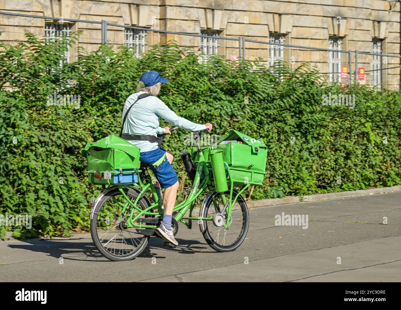 Postbote der PIN AG, Schöneberg, Tempelhof-Schöneberg, Berlin, Deutschland, Postbote der PIN AG, Deutschland Stockfoto