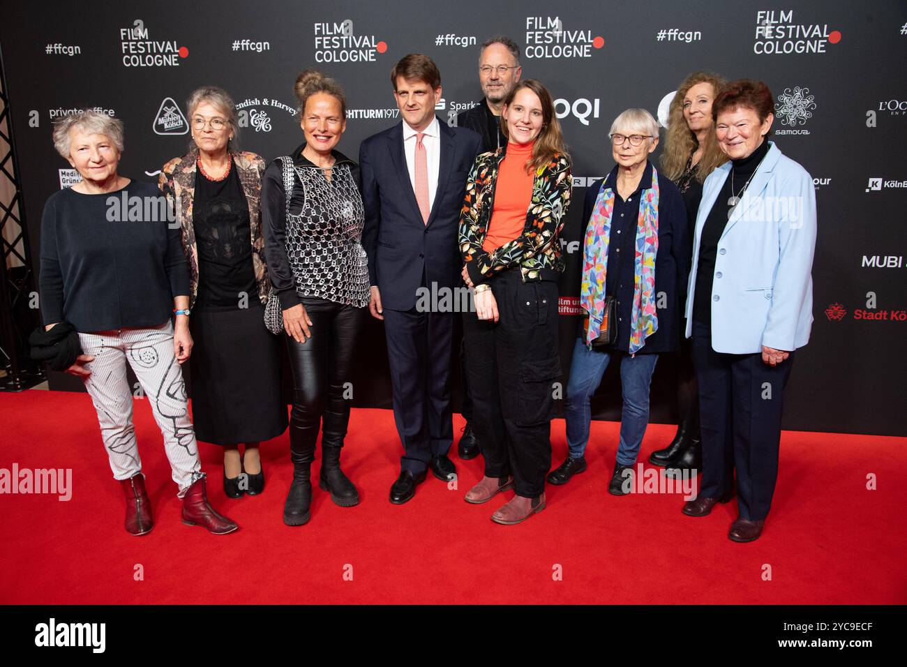 Die Protagonistinnen ohne Reihenfolge Ulrike POPPE, Gabriele STOETZER, Amrei BAUER, Marina GRASSE, Solveig LEO und Tina POWILEIT, und Produzent Leopold HOESCH vordere Reihe Mitte Roter Teppich, Ankunft, Arrival, Fotocall für den Dokumentarfilm DIE UNBEUGSAMEN auf dem Filmfestival Köln 2024 in Köln, 21.10.2024. *** Die Protagonisten in keiner bestimmten Reihenfolge Ulrike POPPE, Gabriele STOETZER, Amrei BAUER, Marina GRASSE, Solveig LEO und Tina POWILEIT, Produzent Leopold HOESCH in der ersten Reihe Mitte roter Teppich, Roter Teppich Show, Ankunft, Ankunft, Fotoruf für den Dokumentarfilm DIE UN Stockfoto