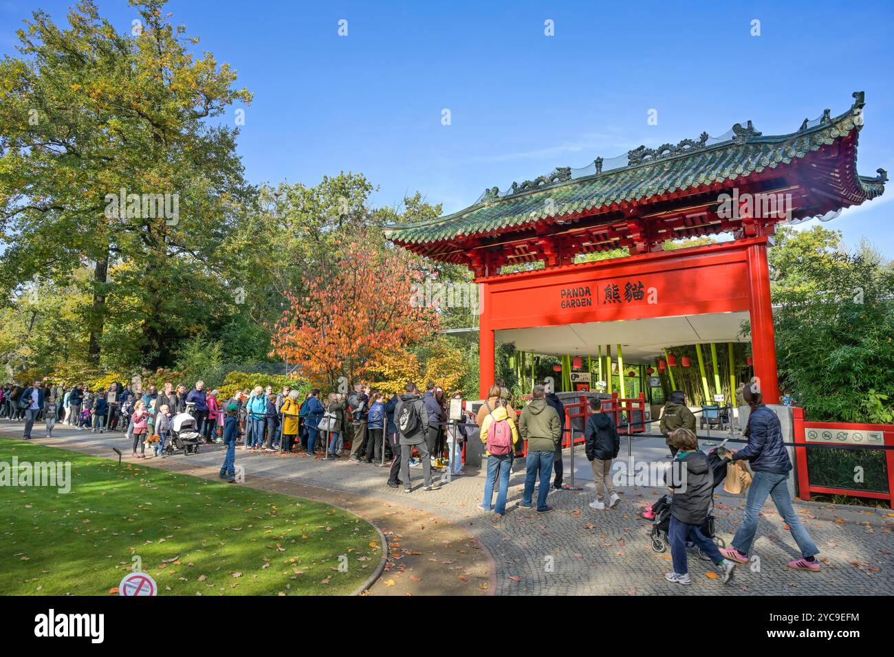 18.10.2024. Lange Schlange vor dem Pandagarden, um die neugeborenen Pandas zu sehen, Zoologischer Garten, Tiergarten, Mitte, Berlin, Deutschland, 18.10.20 Stockfoto