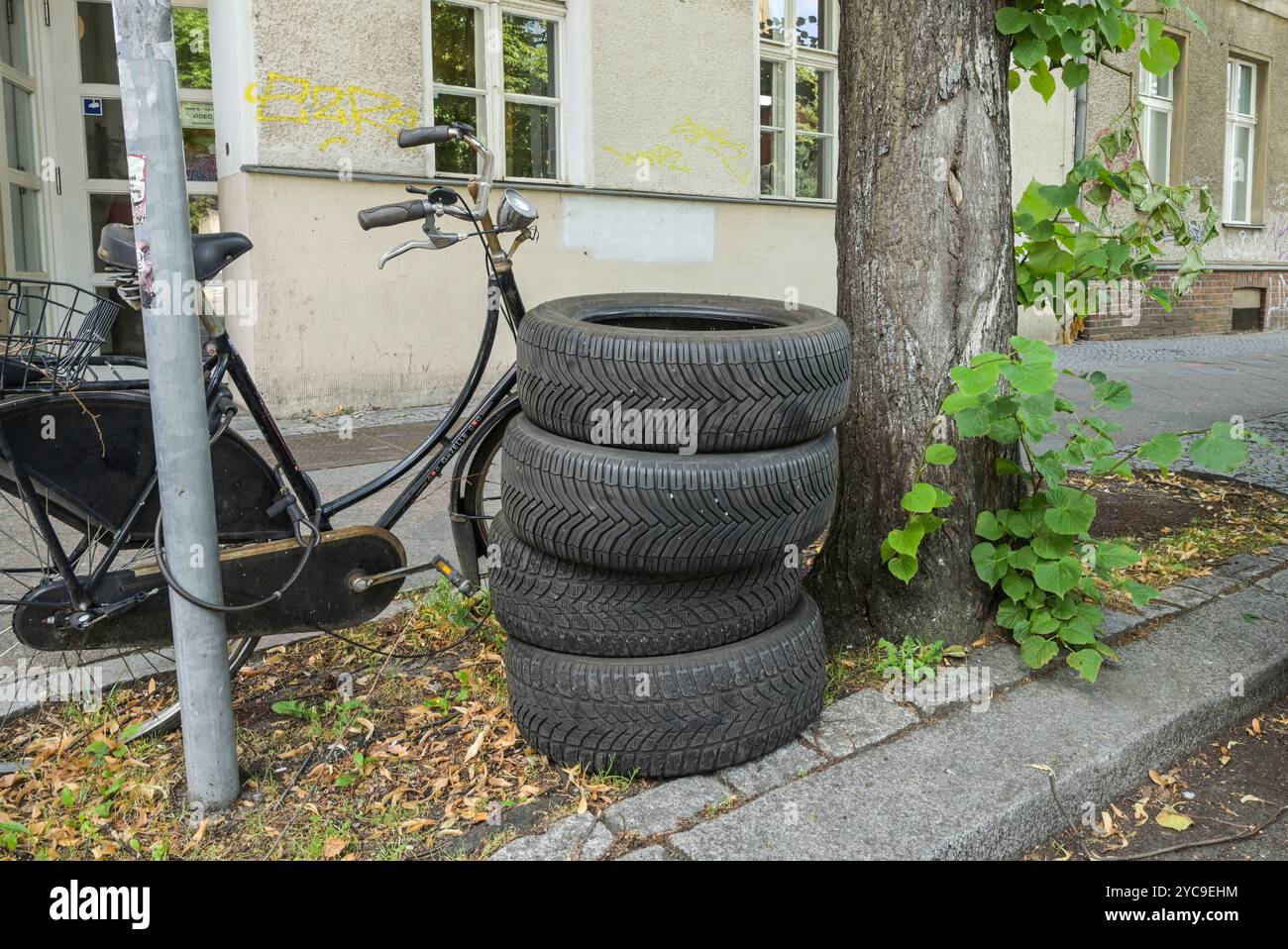 Alte Reifen, Müll, Axel-Springer-Straße, Kreuzberg, Friedrichshain-Kreuzberg, Berlin, Deutschland, Altreifen, Müll, Deutschland Stockfoto