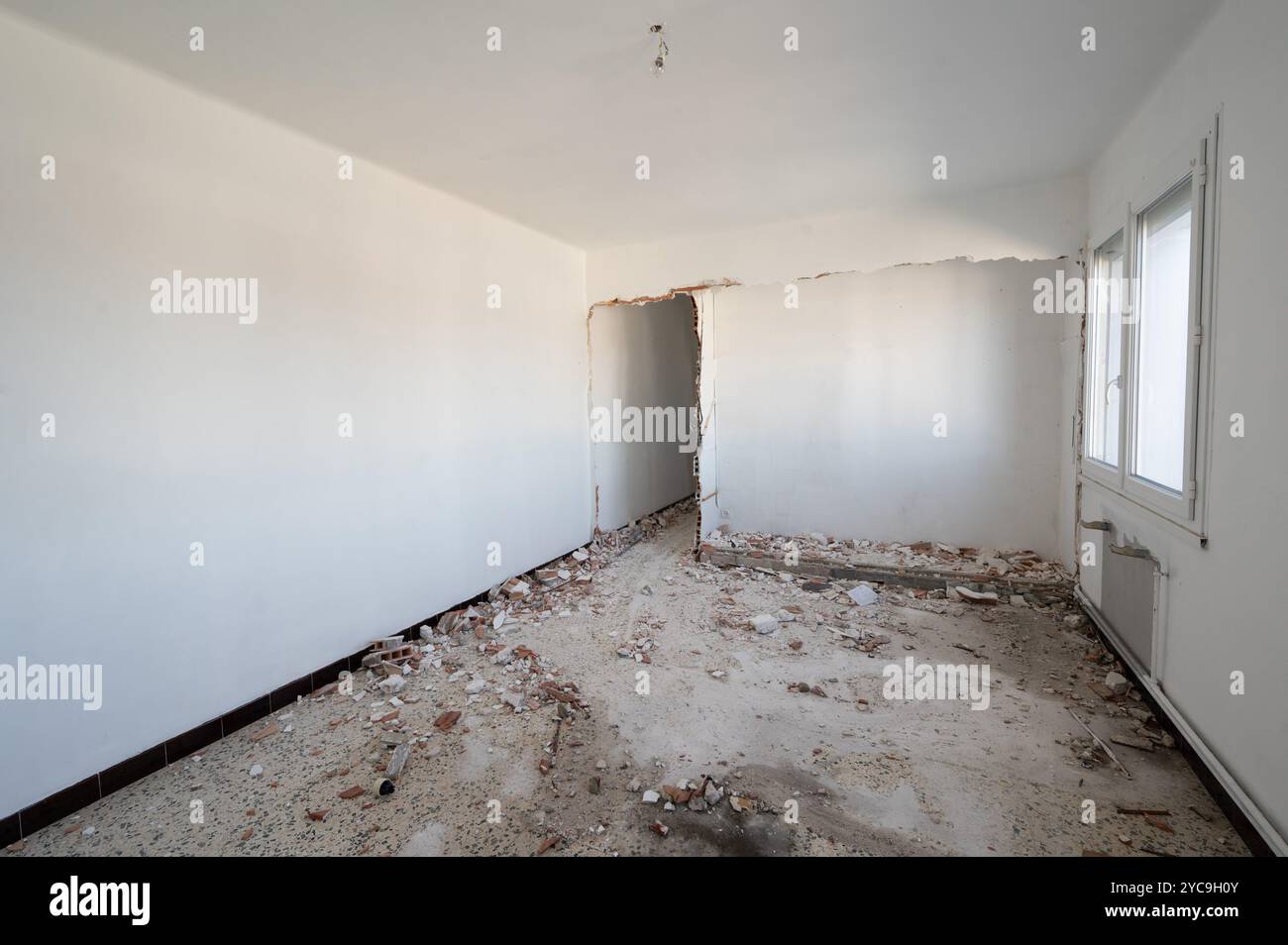 Renovierung eines Hauses: Eine Mauer niederreißen *** örtlicher Bildtitel *** Stockfoto