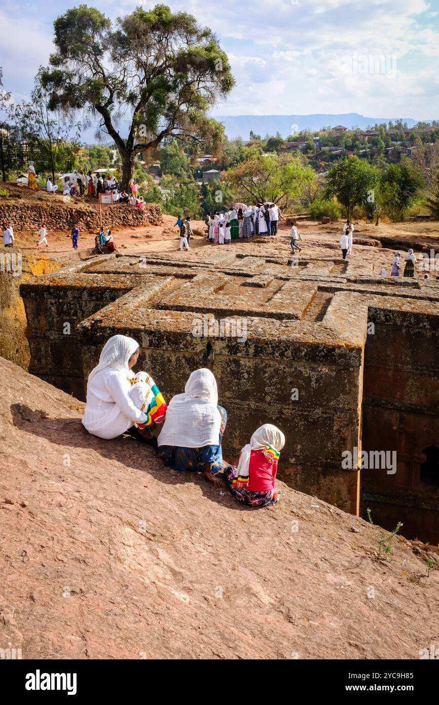 Äthiopien, Lalibela, Januar 2024: Feierlichkeiten von Timket, Äthiopiens wichtigstem religiösem fest. Die orthodoxe Offenbarung Timkat wird gefeiert Stockfoto