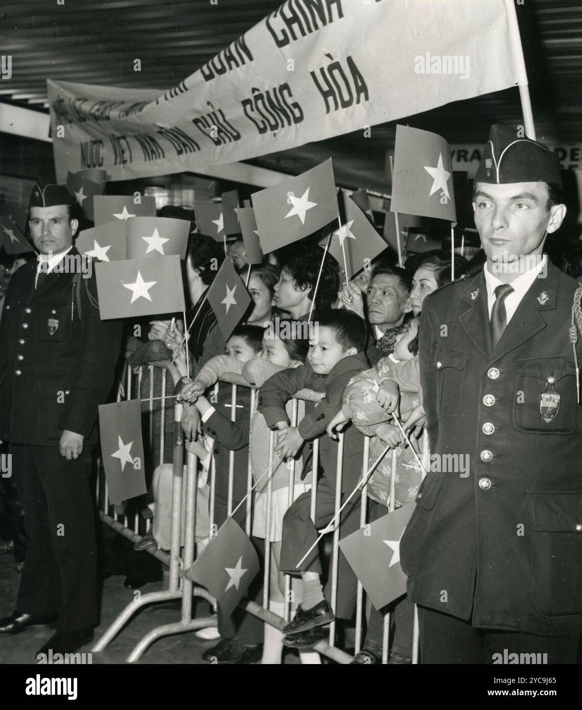 Vietnamesische Kinder warten auf die Ankunft von Xuan Thuy von Nordvietnam, Frankreich 1968 Stockfoto