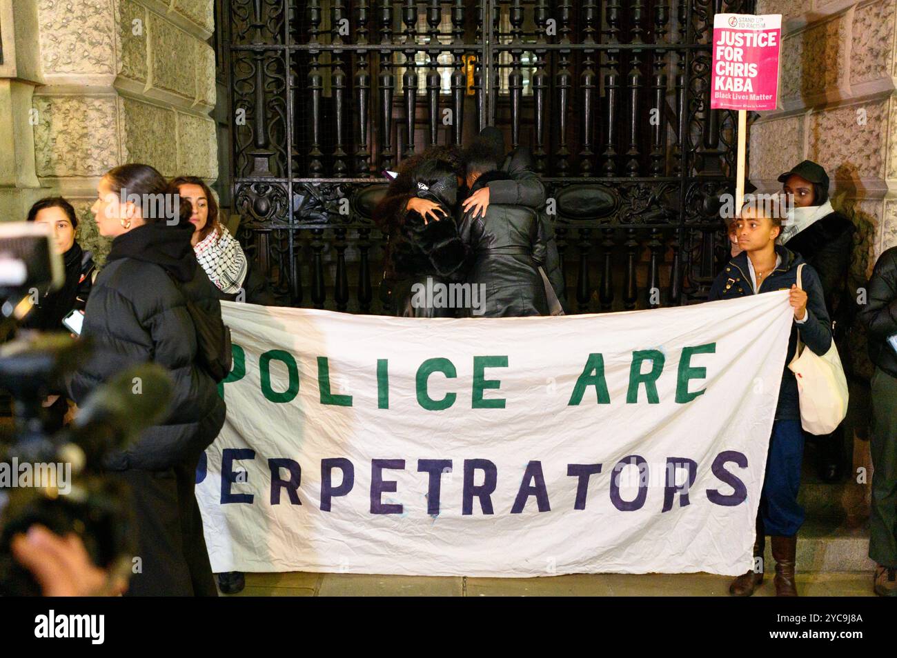 London, Großbritannien. 21. Oktober 2024. Menschen versammelten sich vor dem Central Criminal Court (Old Bailey), um gegen den Freispruch des Mörders von Chris Kaba zu protestieren. Martyn Blake erschoss Chris Kaba während eines Polizeifahrzeugstopps in Streatham im September 2022. Anrede: Andrea Domeniconi/Alamy Live News Stockfoto