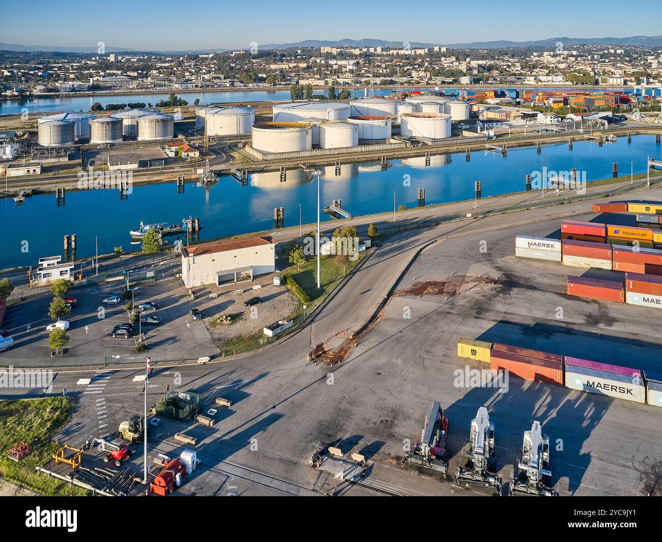 Lyon (Zentralfrankreich), 2020/06/30: Hafen Edouard Herriot, multimodaler Knotenpunkt an der Rhone, der teilweise im Besitz der Compagnie nationale du Rhôn ist Stockfoto