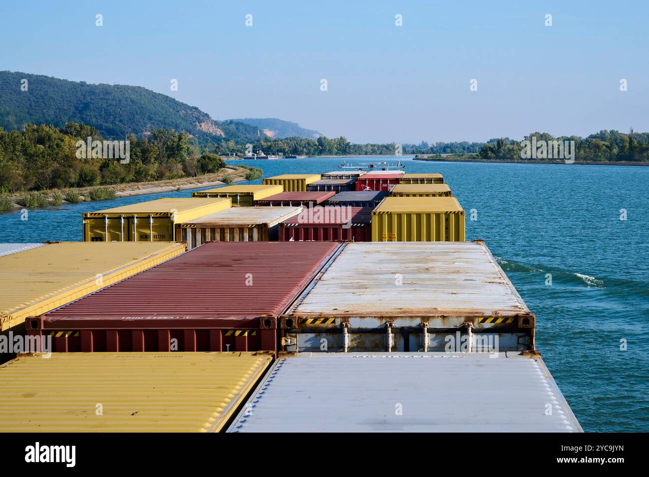 Binnenschiff, Containerschiff Le Guardiana auf dem Fluss Rhône, Landschaft des Rhonetals *** örtlicher Titel *** Stockfoto