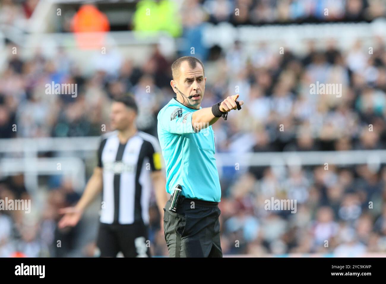 Schiedsrichter Peter Bankes - Newcastle United gegen Brighton & Hove Albion, Premier League, St. James' Park, Newcastle upon Tyne, Großbritannien - 19. Oktober 2024 nur redaktionelle Verwendung - es gelten Einschränkungen bei DataCo Stockfoto