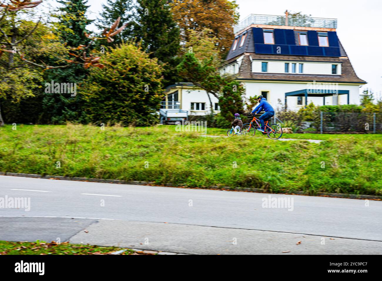 Zwei Personen, die auf einem Weg mit dem Fahrrad fahren, um zu arbeiten oder Sport zu treiben Stockfoto