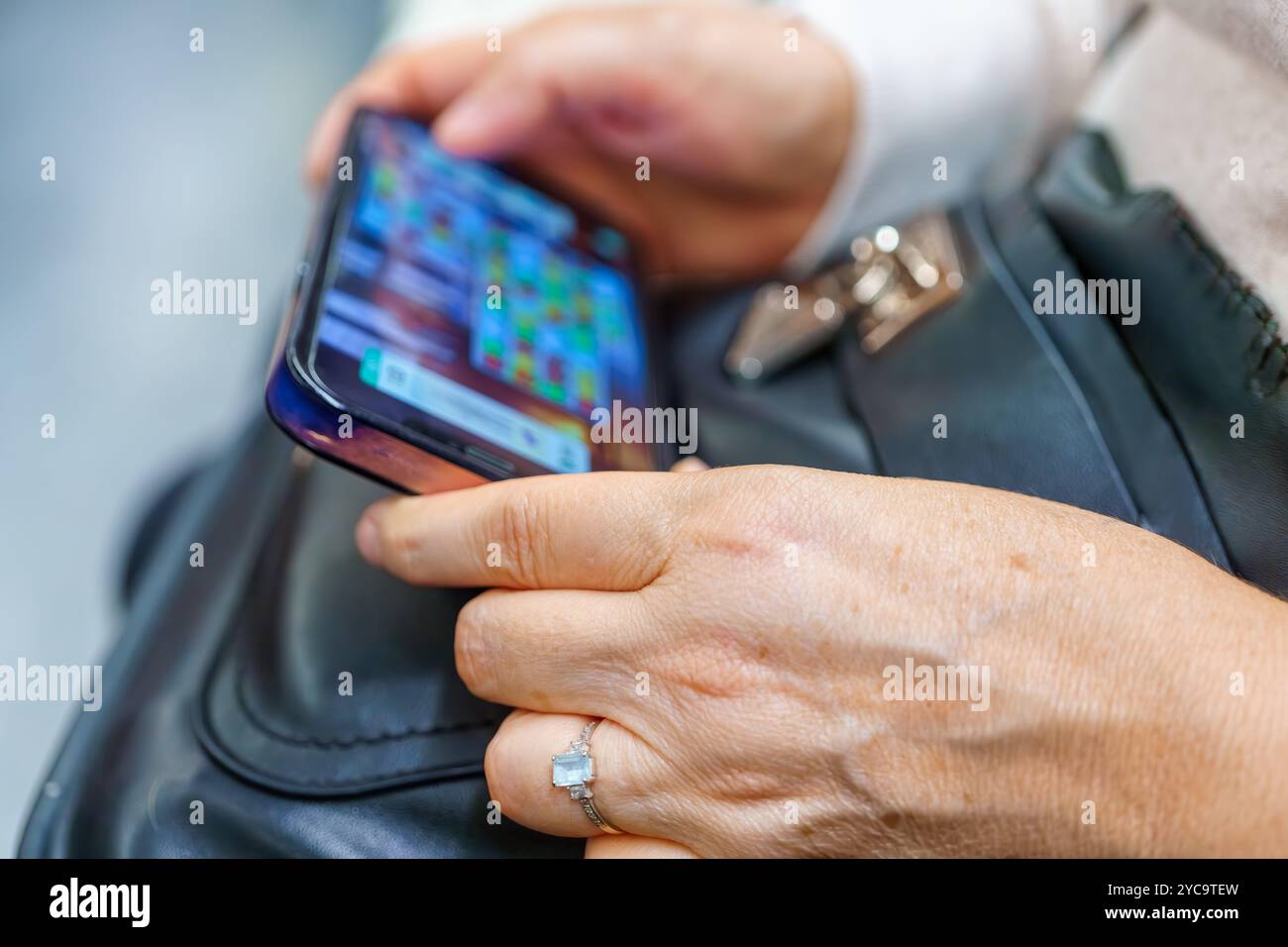 Hände einer Frau, die ein Spiel auf ihrem Smartphone spielt. Stockfoto