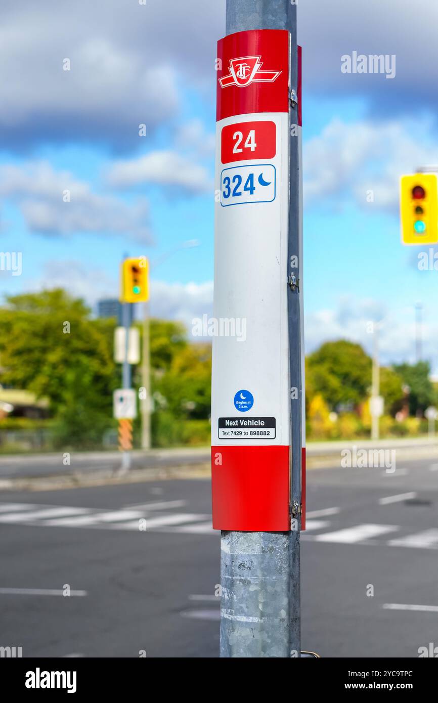 Ein Schild für die Bushaltestelle der Toronto Transit Commission (TTC) für die Route 24 auf der Victoria Park Ave. Stockfoto