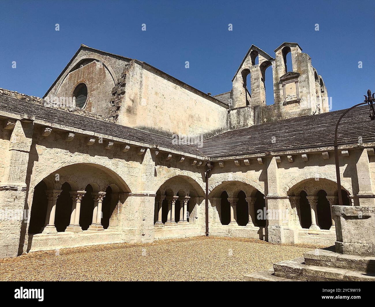 Blick auf einen Innenhof mit Säulen der berühmten alten französischen Abtei Montmajour in der Stadt Arles, Frankreich. Stockfoto