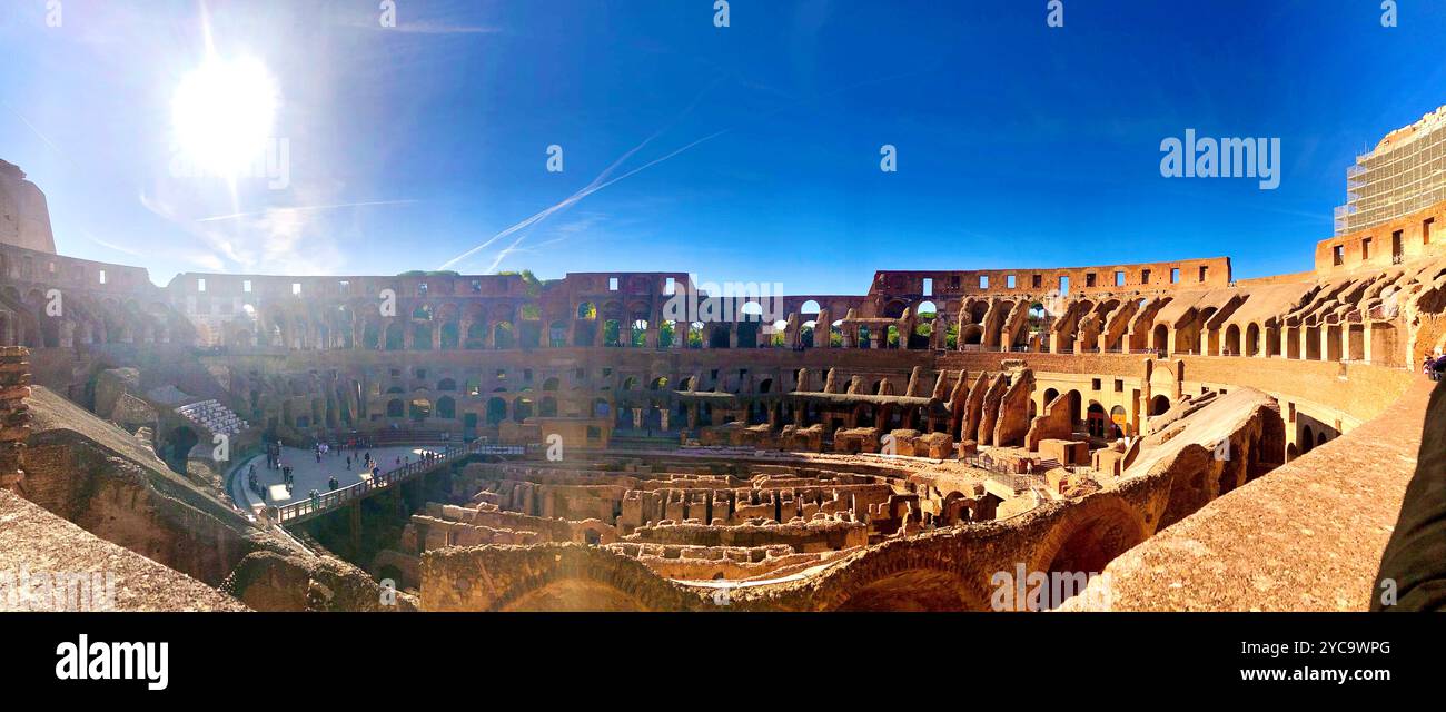 Panoramablick auf das berühmte römische Kolosseo an einem sonnigen Herbsttag im antiken Stadtzentrum der Hauptstadt Italien. Stockfoto
