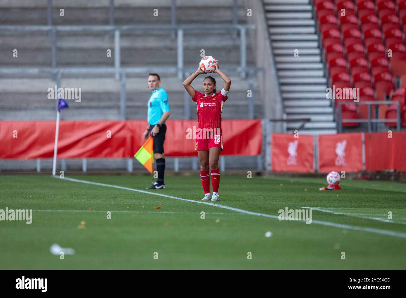 St Helens, Großbritannien. Oktober 2024. St Helens, England, 20. Oktober 2024 Taylor Hinds (12 Livepool) bereitet sich darauf vor, sich einzumischen. Liverpool und Crystal Palace, WSL, St. Helens Stadium (Sean Walsh/SPP) Credit: SPP Sport Press Photo. /Alamy Live News Stockfoto