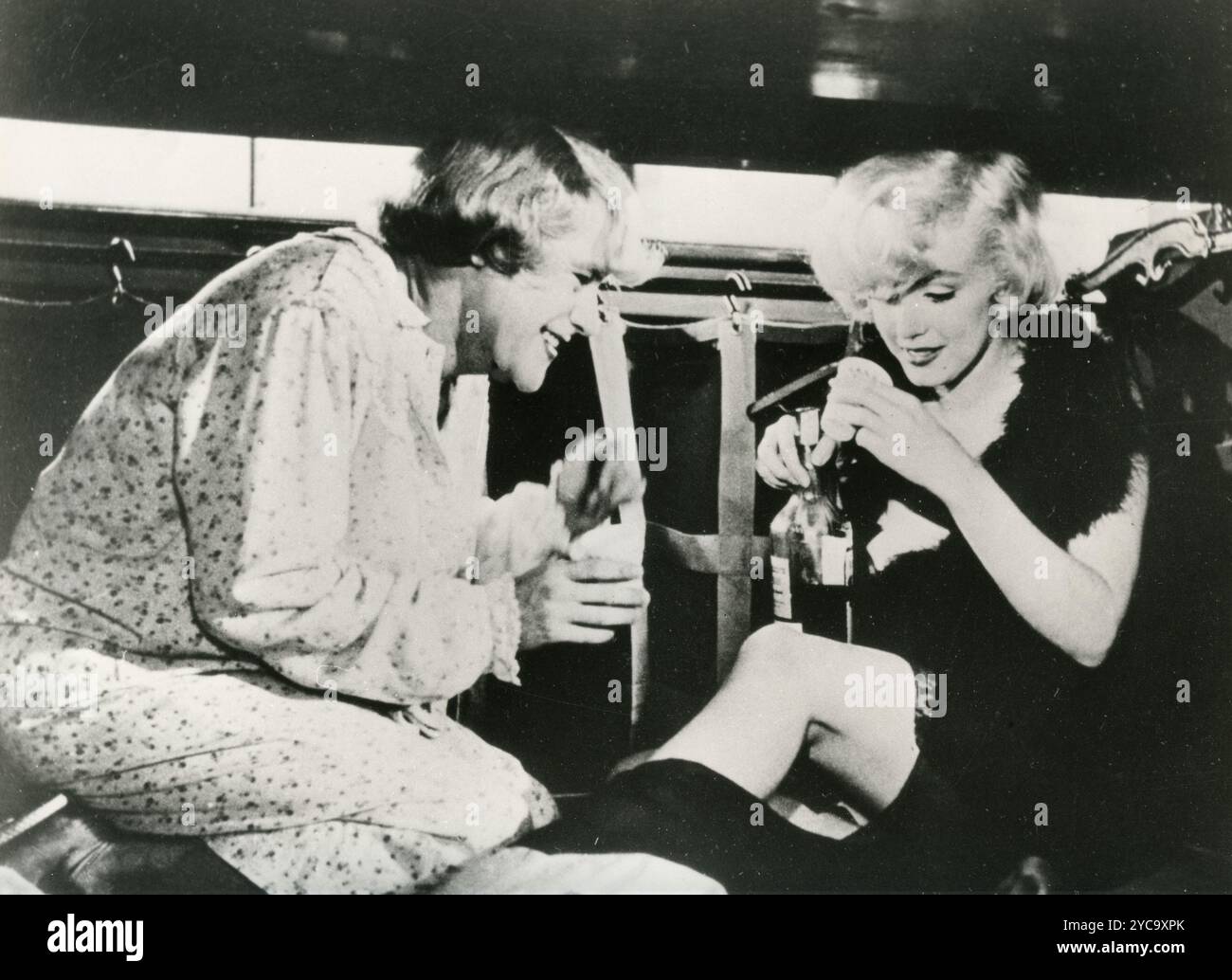Die US-amerikanische Schauspielerin Marilyn Monroe und der Schauspieler Jack Lemmon in dem Film Some Like IT Hot, 1959 Stockfoto