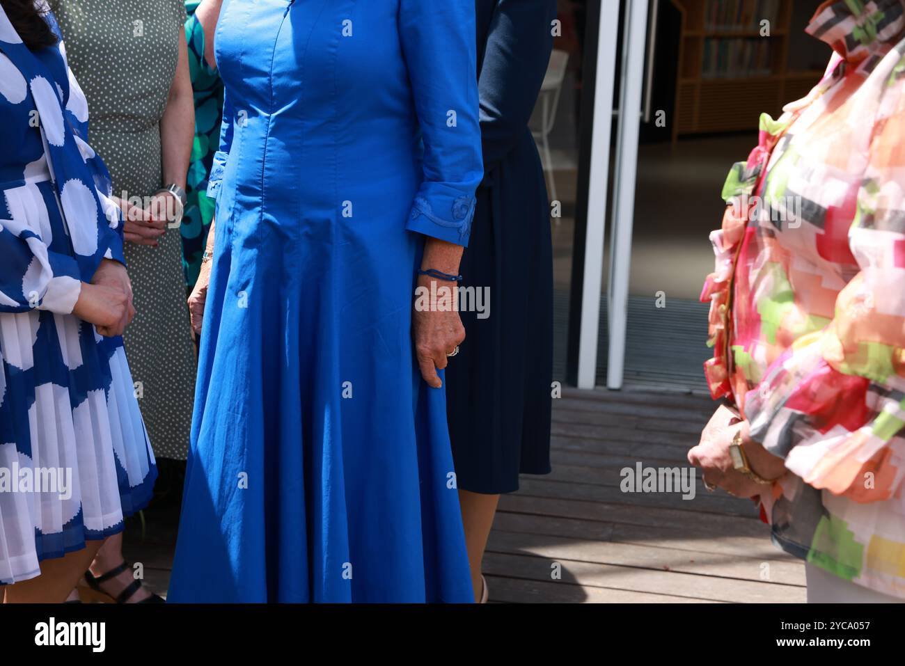 Detail der Kleidung von Königin Camilla während ihres Besuchs in der Green Square Library in Sydney, am dritten Tag des königlichen Besuchs in Australien und Samoa. Bilddatum: Dienstag, 22. Oktober 2024. Stockfoto
