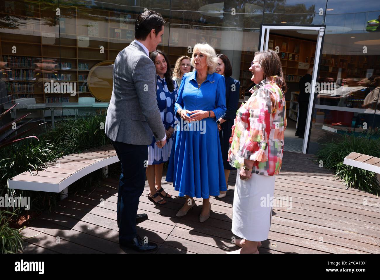 Königin Camilla trifft sich mit Autoren während ihres Besuchs in der Green Square Library in Sydney, während ihres Besuchs in der Green Square Library in Sydney, am dritten Tag des königlichen Besuchs in Australien und Samoa. Bilddatum: Dienstag, 22. Oktober 2024. Stockfoto