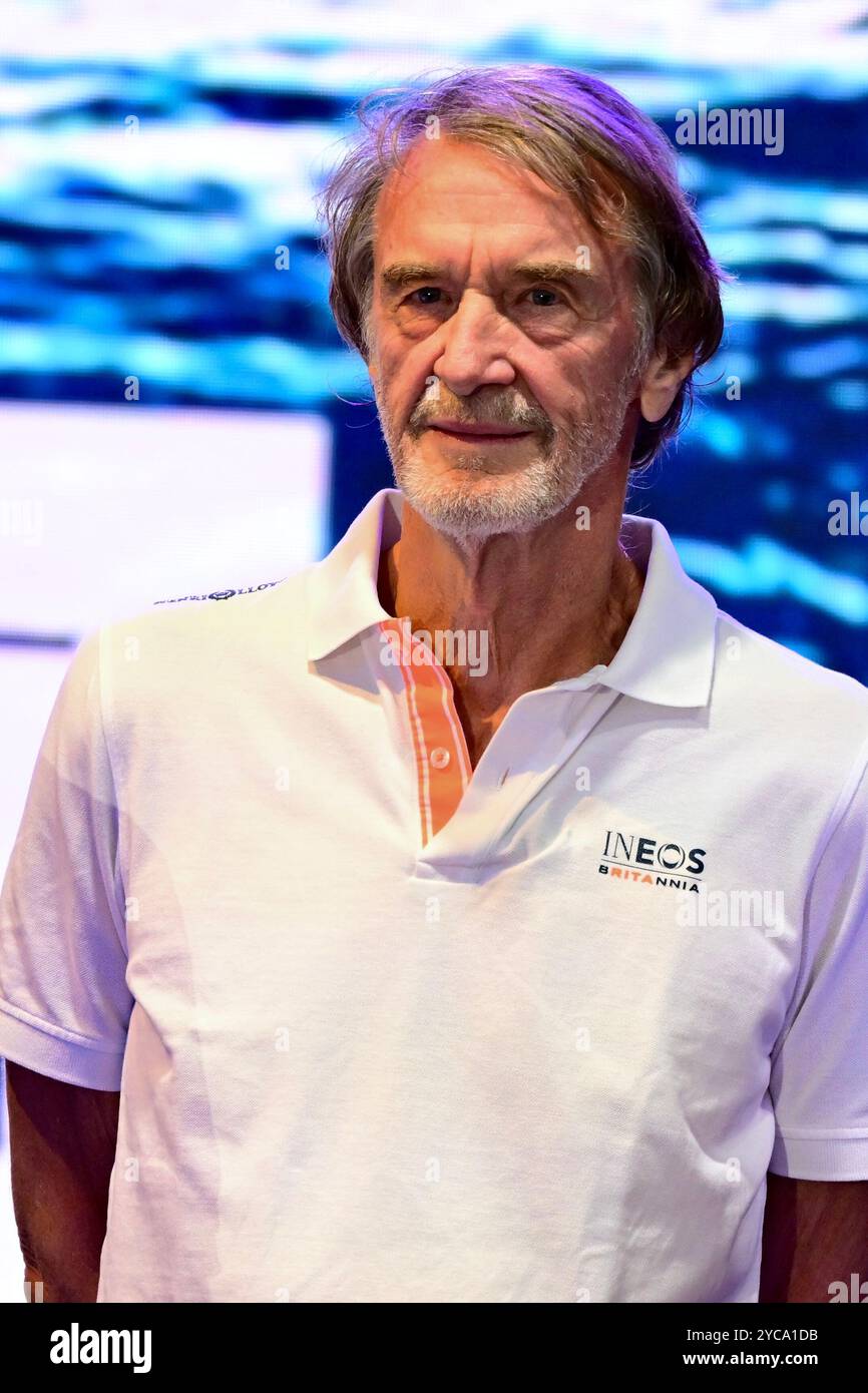 Sir James Arthur Radcliffe, auch bekannt als Jim Radcliffe, auf der Bühne beim Louis Vuitton Cup Preis beim 37. America’s Cup. Sein Team, INEOS Britannia, gewann Stockfoto