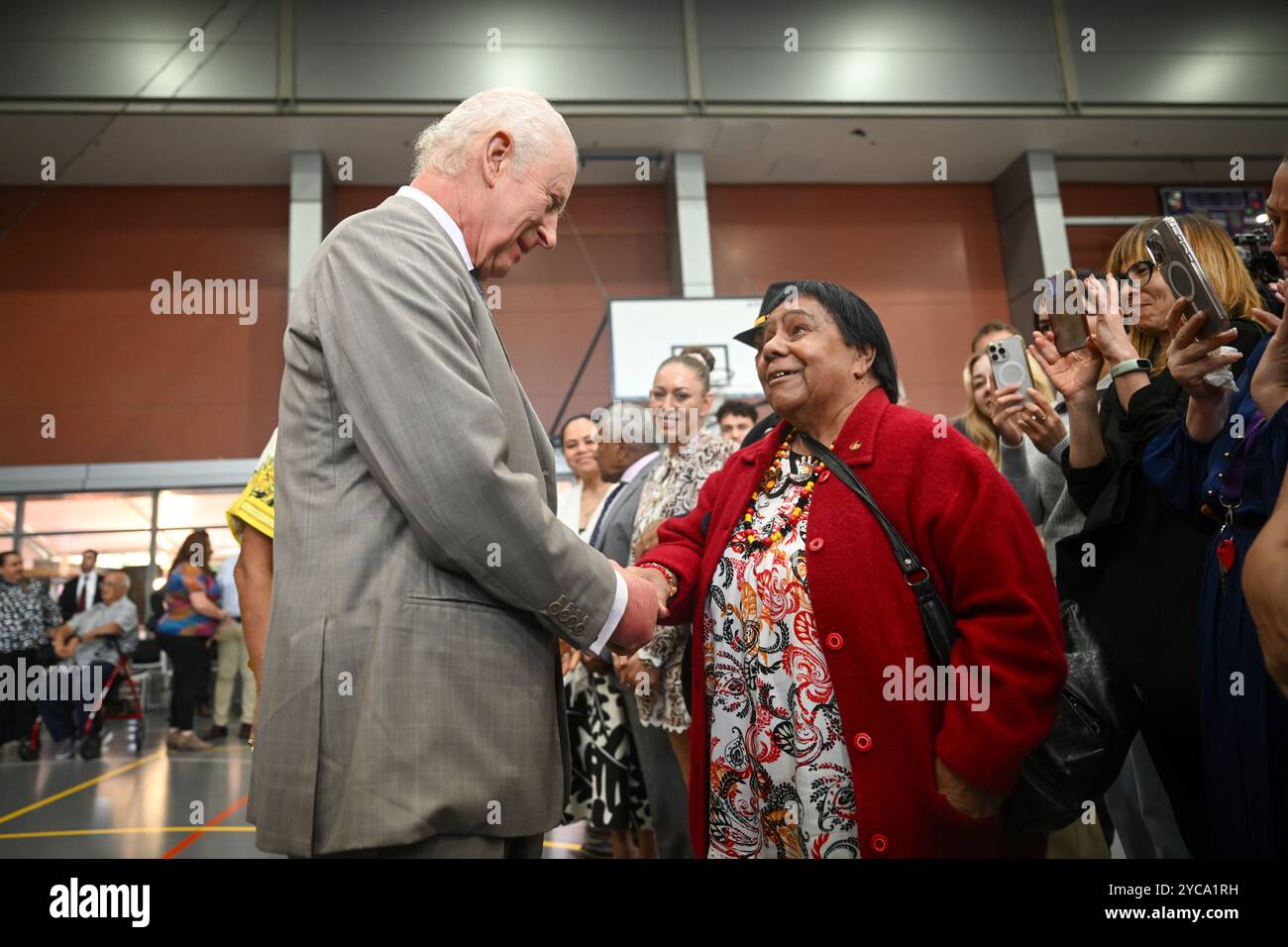 König Karl III. Trifft sich mit Mitgliedern der indigenen Gemeinschaft während eines Besuchs im National Centre of Indigenous Excellence in Sydney am dritten Tag des königlichen Besuchs in Australien und Samoa. Bilddatum: Dienstag, 22. Oktober 2024. Stockfoto