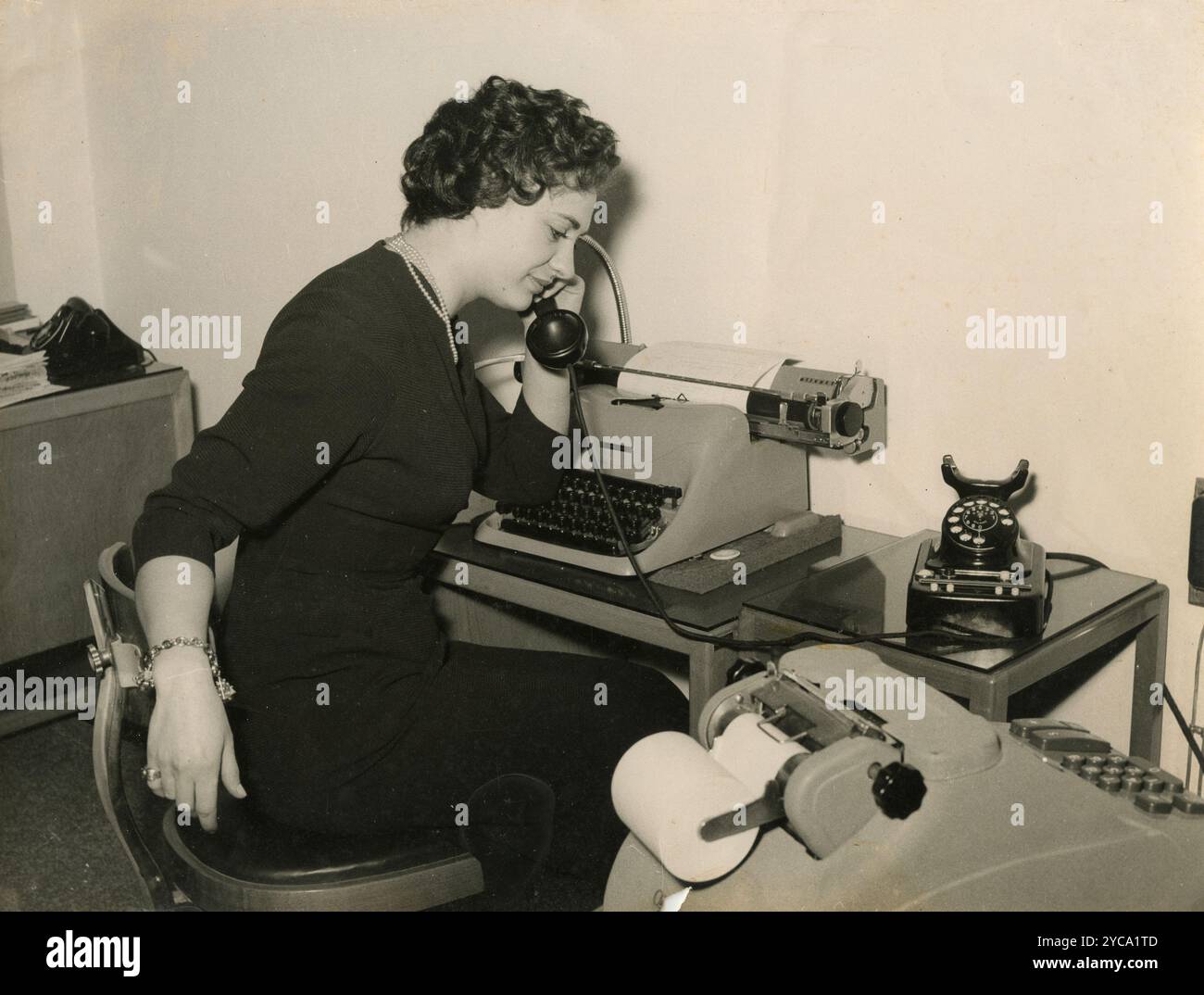 Sekretärin, der telefoniert, Italien 1960er Jahre Stockfoto