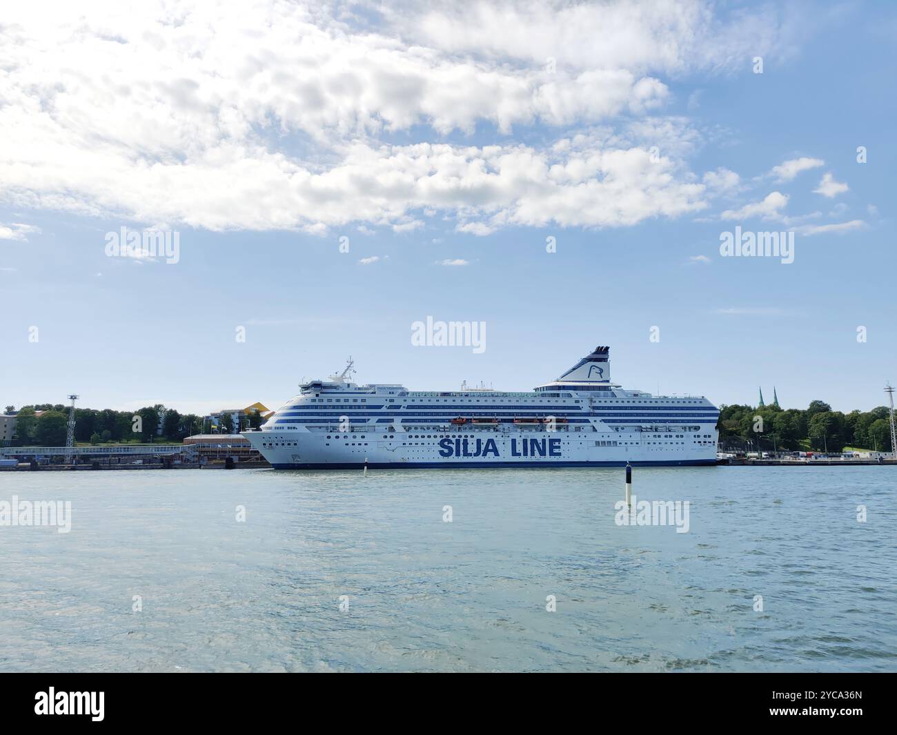 Helsinki, Finnland - 25. Juli 2024: Stadtzentrum von Helsinki, Hauptstadt der Republik Finnland, Blick vom Meer an Sommertagen Stockfoto