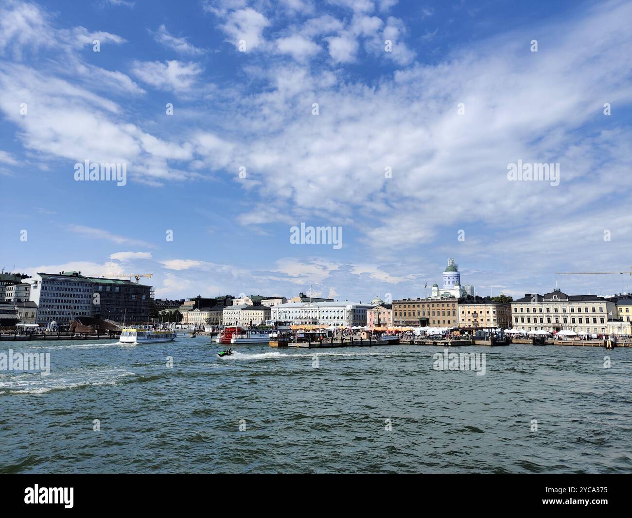 Helsinki, Finnland - 25. Juli 2024: Stadtzentrum von Helsinki, Hauptstadt der Republik Finnland, Blick vom Meer an Sommertagen Stockfoto