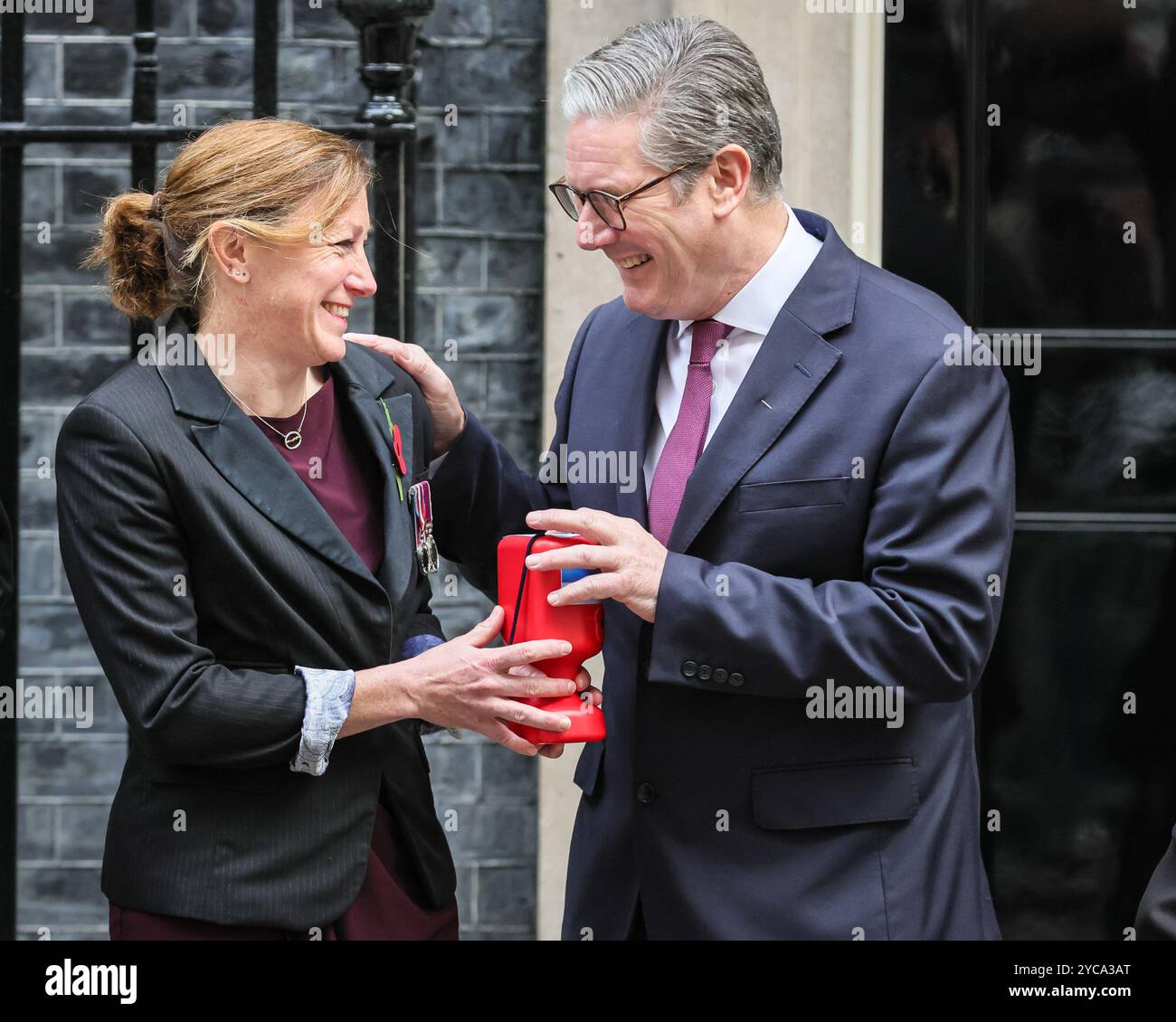 London, Großbritannien. Oktober 2024. Sir Keir Starmer, Premierminister des Vereinigten Königreichs, trifft sich mit Spendenaktionen für die Royal British Legion und kauft einen Mohn für ihren Poppy Appeal vor der Tür Nummer 10 in der Downing Street. Quelle: Imageplotter/Alamy Live News Stockfoto