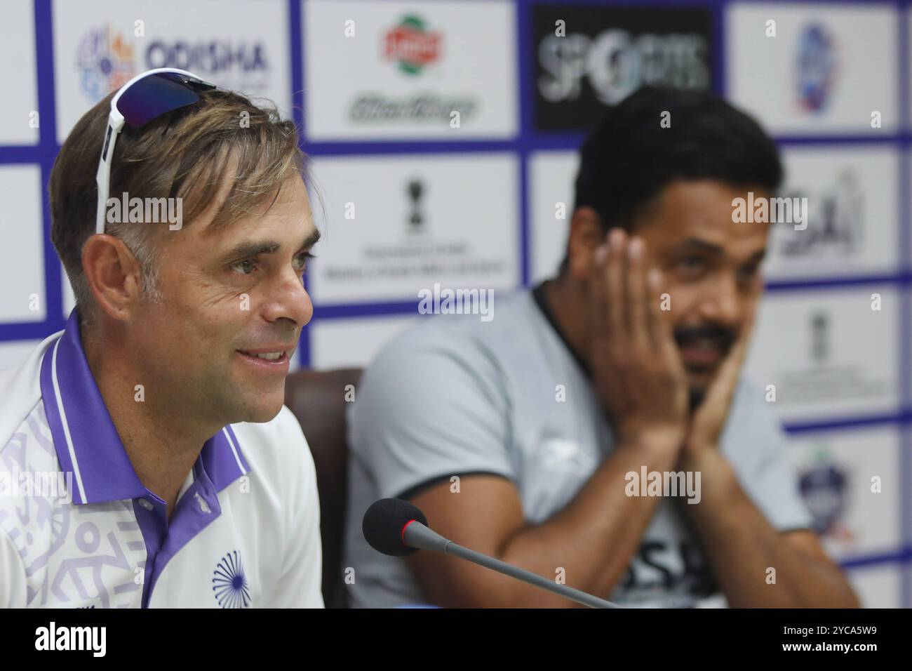 Craig Fulton, Cheftrainer des indischen Hockeyteams, sprach am Dienstag, den 22. Oktober 2024, bei einer Pressekonferenz vor den Medien, die einen Tag vor der bilateralen Eishockeyserie Indien gegen Deutschland im Dhyan Chand National Stadium in Neu-Delhi Indien stattfand. New Delhi Indien Copyright: XAnshumanxAkashx Stockfoto