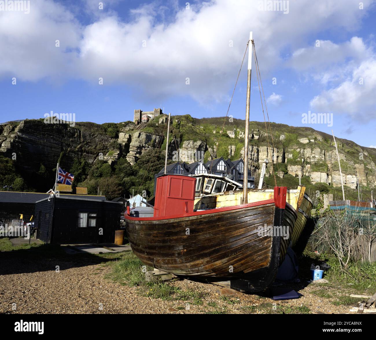 Verfallenes Fischerboot am Strand in Hastings Old Town, Hastings, East Sussex, England, Großbritannien Stockfoto