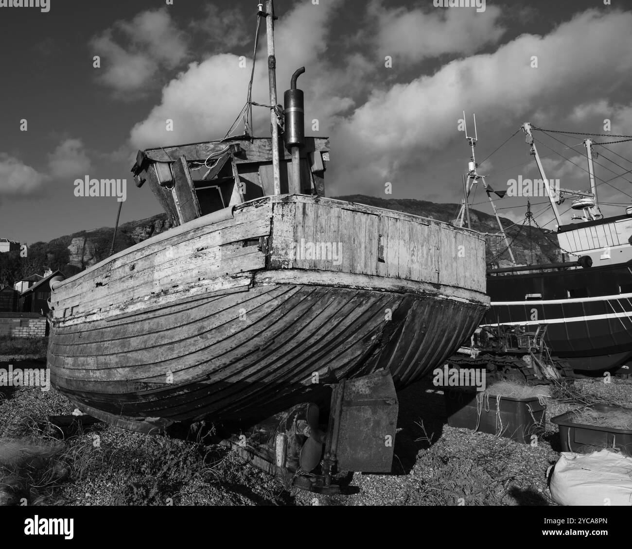 Verfallenes Fischerboot am Strand in Hastings Old Town, Hastings, East Sussex, England, Großbritannien Stockfoto