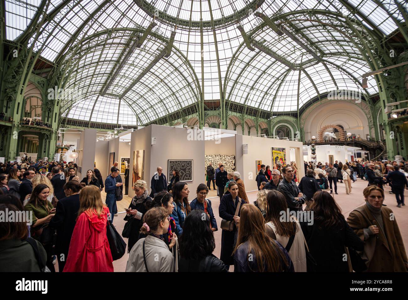Paris, Frankreich. Oktober 2024. Besucher besuchen die Messe Art Basel für zeitgenössische Kunst im Grand Palais in Paris. Die dritte Ausgabe der Art Basel Paris, der Messe für zeitgenössische Kunst, ist nach drei Jahren Restaurierungsarbeiten am historischen Pariser Gebäude endlich in das Grand Palais gezogen. Die Veranstaltung findet vom 18. Bis 20. Oktober statt und umfasst 195 Galerien aus 42 Ländern. (Credit Image: © Telmo Pinto/SOPA Images via ZUMA Press Wire) NUR REDAKTIONELLE VERWENDUNG! Nicht für kommerzielle ZWECKE! Stockfoto