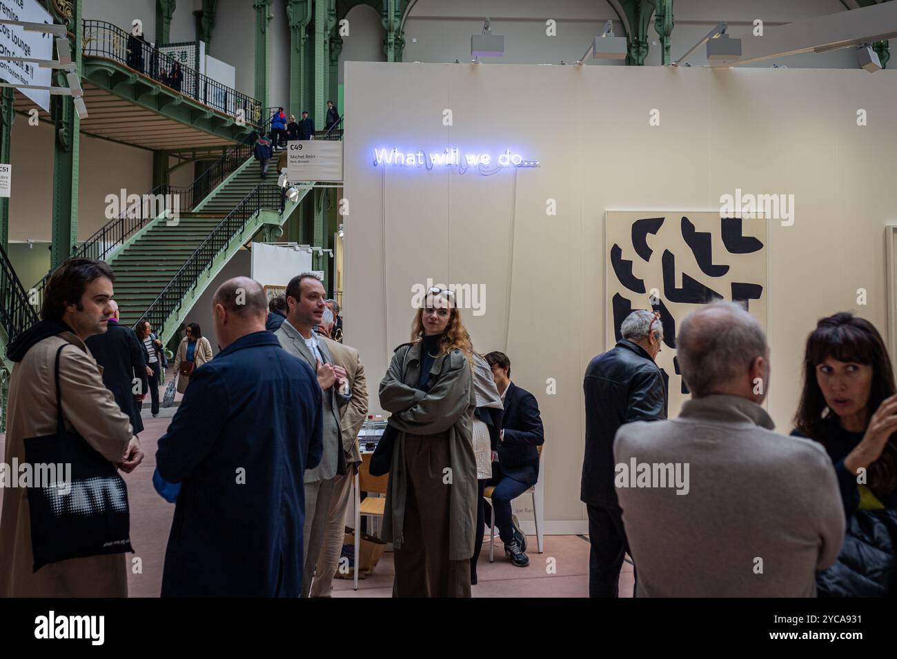 Paris, Frankreich. Oktober 2024. Besucher besuchen die Messe Art Basel für zeitgenössische Kunst im Grand Palais in Paris. Die dritte Ausgabe der Art Basel Paris, der Messe für zeitgenössische Kunst, ist nach drei Jahren Restaurierungsarbeiten am historischen Pariser Gebäude endlich in das Grand Palais gezogen. Die Veranstaltung findet vom 18. Bis 20. Oktober statt und umfasst 195 Galerien aus 42 Ländern. (Credit Image: © Telmo Pinto/SOPA Images via ZUMA Press Wire) NUR REDAKTIONELLE VERWENDUNG! Nicht für kommerzielle ZWECKE! Stockfoto