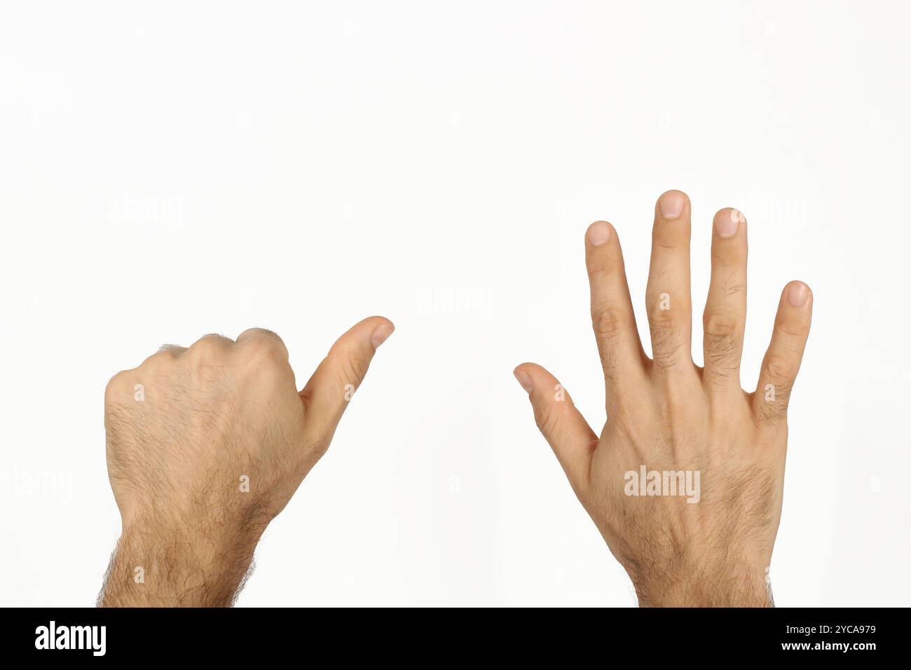 Hand eines türkischen Mannes auf weißem isoliertem Hintergrund, Zahl 6 zählt, sechs Finger zeigt, Platz für Text. Stockfoto