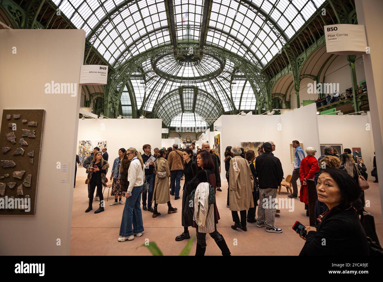 Paris, Frankreich. Oktober 2024. Besucher besuchen die Messe Art Basel für zeitgenössische Kunst im Grand Palais in Paris. Die dritte Ausgabe der Art Basel Paris, der Messe für zeitgenössische Kunst, ist nach drei Jahren Restaurierungsarbeiten am historischen Pariser Gebäude endlich in das Grand Palais gezogen. Die Veranstaltung findet vom 18. Bis 20. Oktober statt und umfasst 195 Galerien aus 42 Ländern. (Credit Image: © Telmo Pinto/SOPA Images via ZUMA Press Wire) NUR REDAKTIONELLE VERWENDUNG! Nicht für kommerzielle ZWECKE! Stockfoto