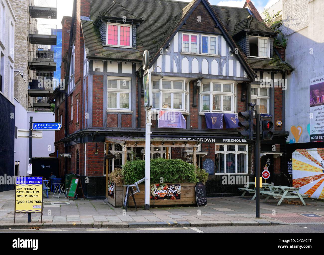The Magpie and Crown, ein traditioneller alter englischer Pub, der heute von neuen modernen Entwicklungen umgeben ist, in Brentford, London, England. Stockfoto