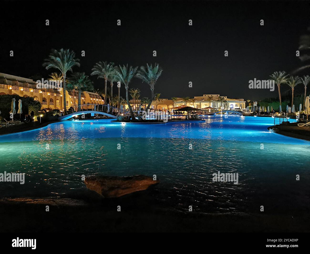 ägyptisches Hotel in der Nacht als sehr schöner Hintergrund Stockfoto