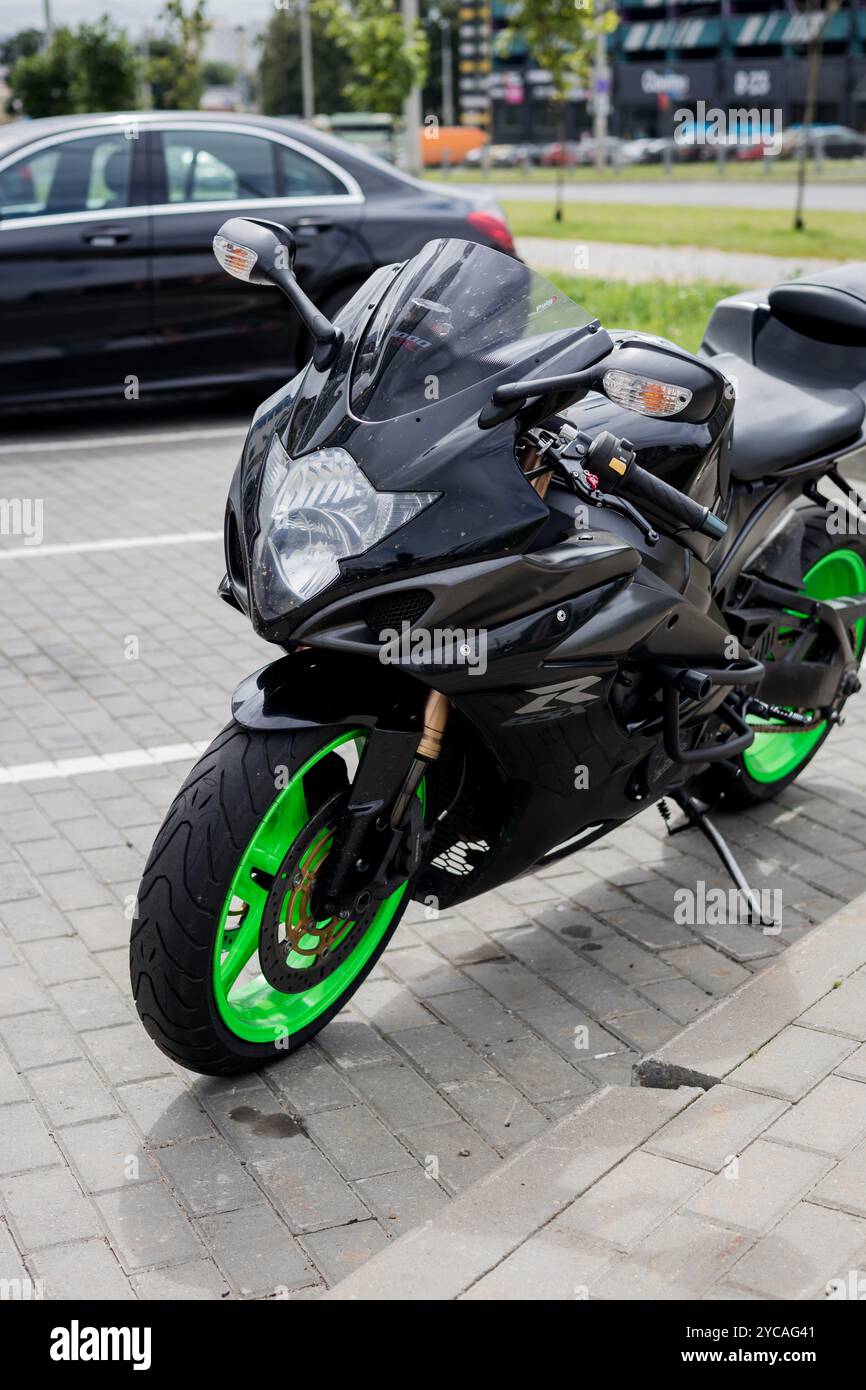Minsk, Weißrussland, 22. Oktober 2024 - Vorderansicht des schnellen Motorrads Suzuki GSX-R. Luxuriöses Sportfahrrad Stockfoto