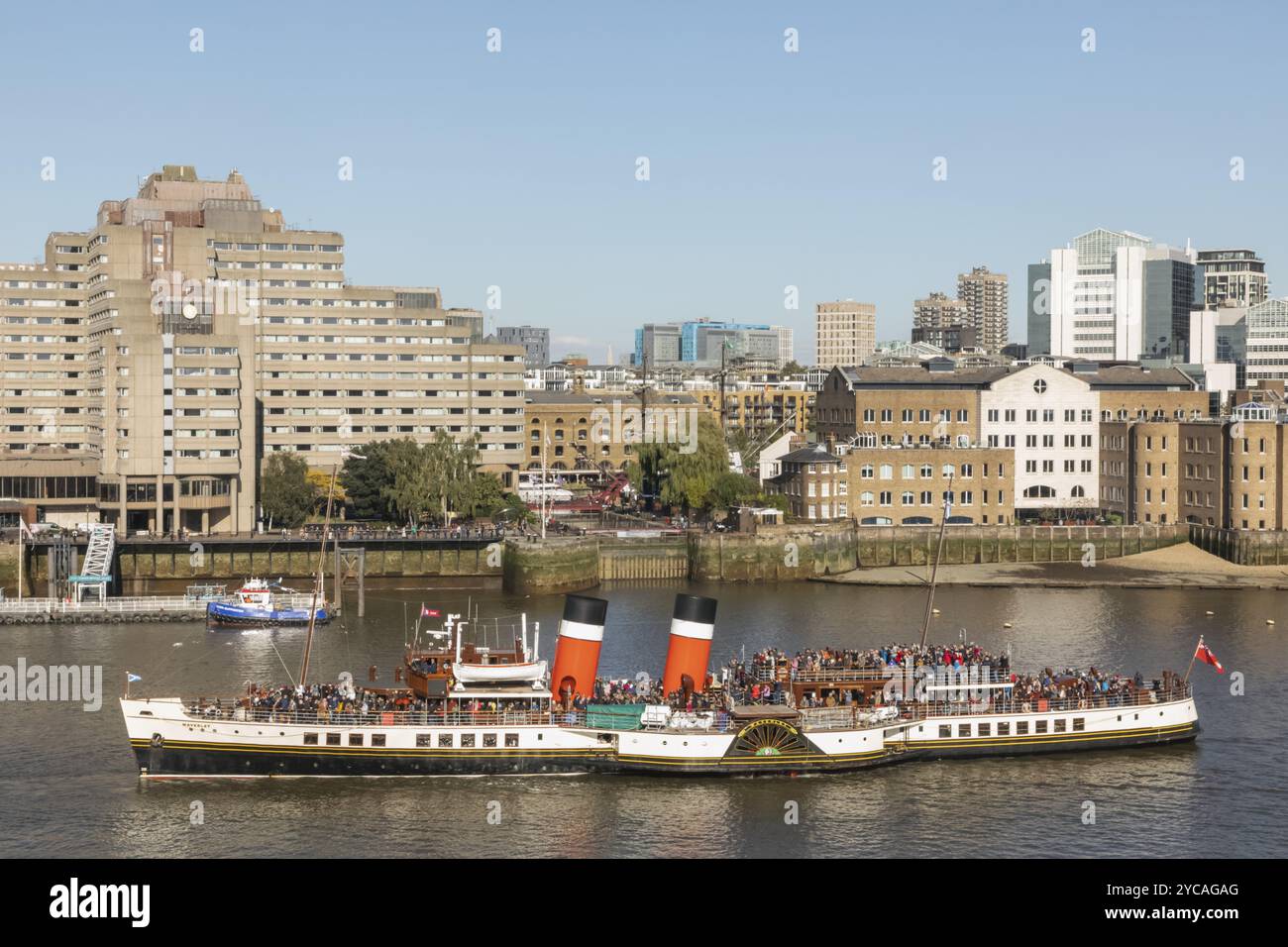 England, London, das historische Waverley Paddle Steamer und die Flussufer der Themse Stockfoto