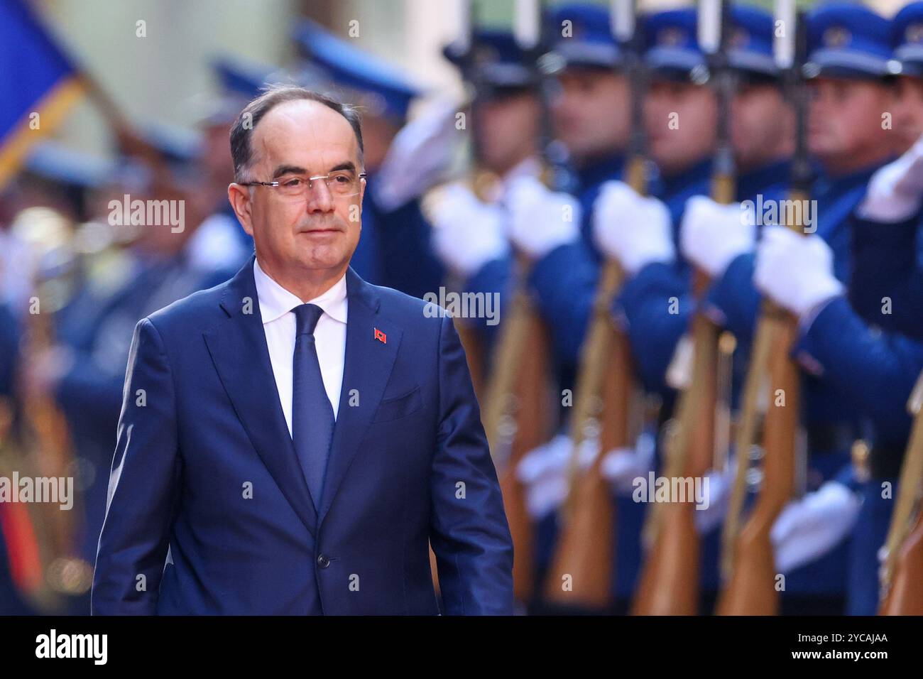 Sarajevo, Bosnien Und Herzegowina. Oktober 2024. Präsident des Repbulic von Albanien Bajram Begaj während einer feierlichen Begrüßungszeremonie mit militärischen Ehren vor dem Vorsitz von Bosnien und Herzegowina am 22. Oktober 2024. In Sarajevo, Bosnien und Herzegowina. Foto: Armin Durgut/PIXSELL Credit: Pixsell/Alamy Live News Stockfoto