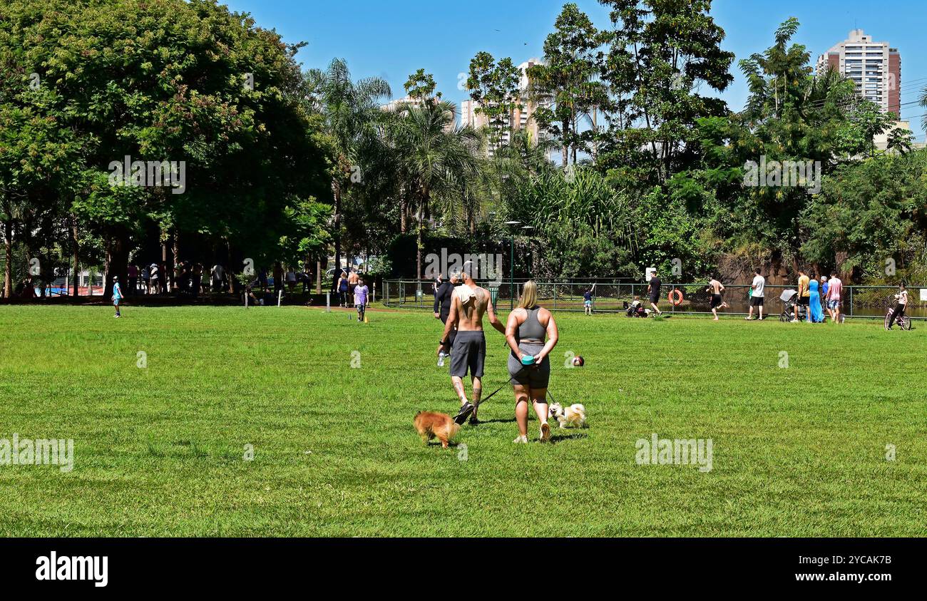 RIBEIRAO PRETO, SAO PAULO, BRASILIEN - 16. April 2023: Menschen gehen mit ihren Hunden im öffentlichen Park Stockfoto