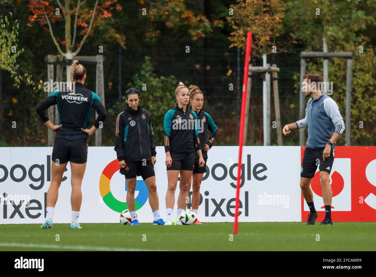 Frankfurt, Deutschland. Oktober 2024. Frankfurt, Deutschland 22. Oktober 2024: Fußball-Frauen-Nationalmannschaft - Training - 22.10. 2024 im Bild: v.li. Die zweite Sara Doorsoun (Deutschland), Giulia Gwinn (Deutschland), Felicitas Rauch (Deutschland) und Fitnesstrainer Julius Balsmeier (Deutschland) Credit: dpa/Alamy Live News Stockfoto