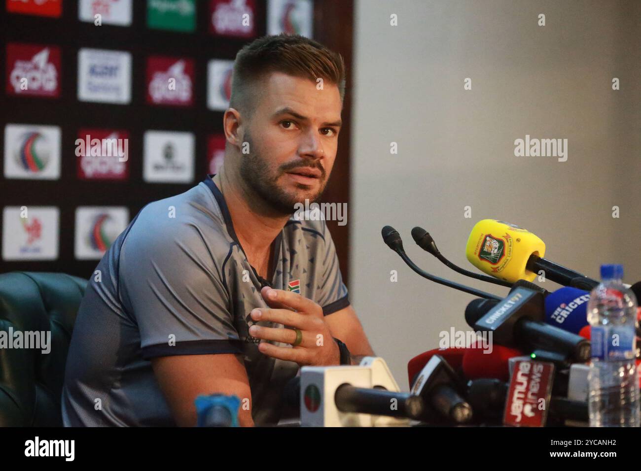 Südafrika Skipper Aiden Markram spricht auf der Pressekonferenz vor dem Spiel im SBNCS Media Centre in Mirpur, Dhaka, Bangladesch, 20. Oktober 2024 Stockfoto