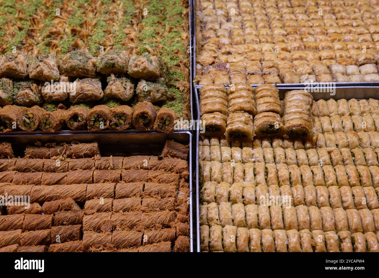 Tabletts aus Baklava, ein mehrschichtiges Gebäck aus Filo-Gebäck, gefüllt mit gehackten Nüssen und gesüßt mit Sirup oder Honig, im Machane YE erhältlich Stockfoto