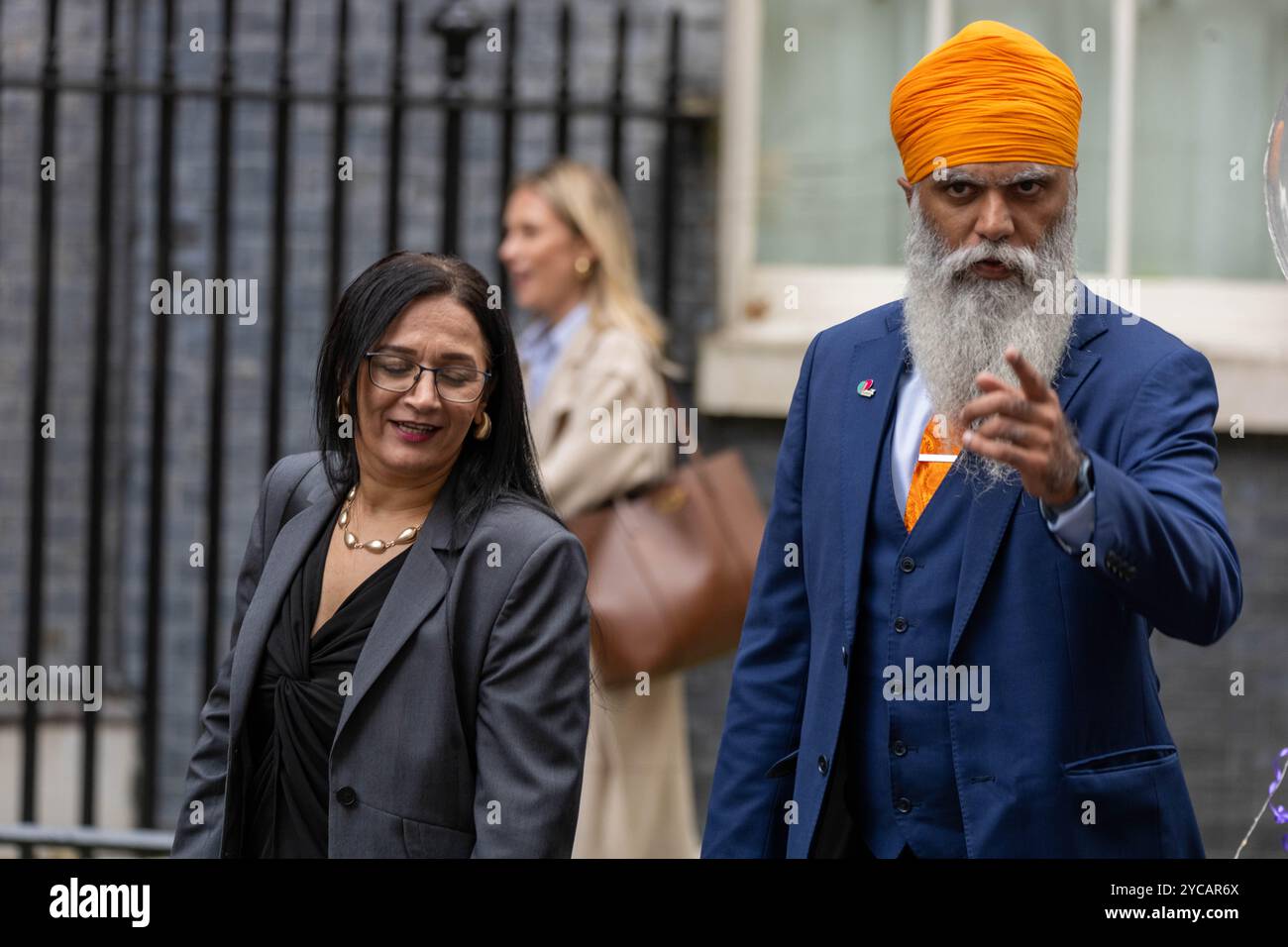 London, Großbritannien. Oktober 2024. Gewinner des Pride of Britain-Preises nehmen an 10 Downing Street, London Teil, UK, ITV-Spendenaktion 2024, Manny Singh Kang, großer Fußballfan hat mehr als 260.000 £ für Demenz UK gesammelt, darunter auch regelmäßige Samstage in Samosa. Quelle: Ian Davidson/Alamy Live News Stockfoto