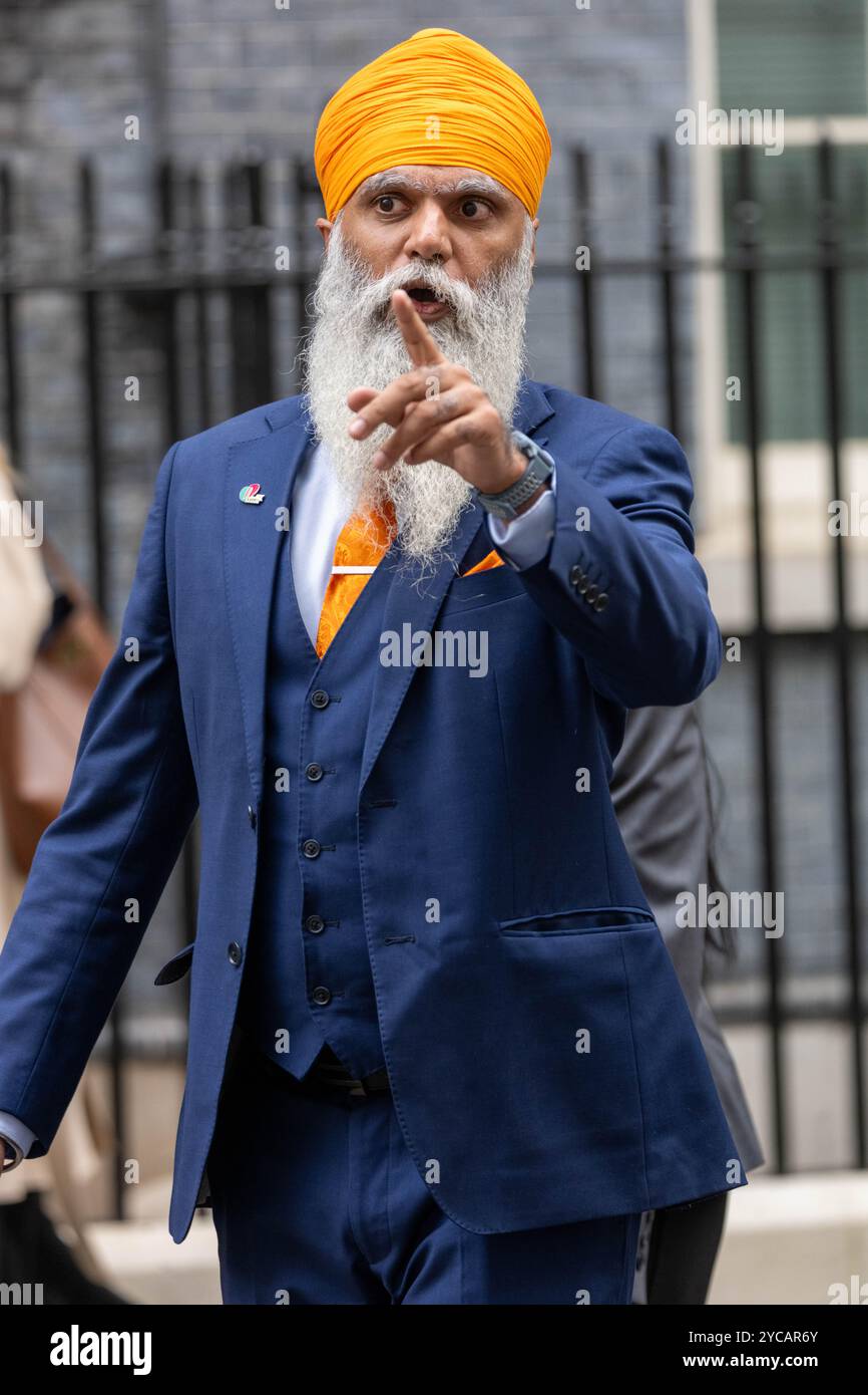 London, Großbritannien. Oktober 2024. Gewinner des Pride of Britain Preises nehmen an 10 Downing Street, London, UK ITV-Spendenaktion 2024 Teil WinnerManny Singh Kang großer Fußballfan hat mehr als 260.000 £ für Demenz UK gesammelt, darunter regelmäßige Samstage in Samosa. Quelle: Ian Davidson/Alamy Live News Stockfoto