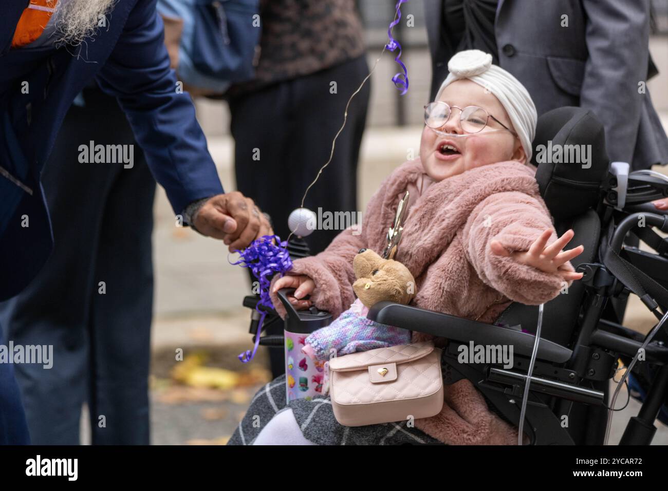 London, Großbritannien. Oktober 2024. Preisträgerinnen des Pride of Britain nehmen an 10 Downing Street Teil, London UK Child of Courage 2024 Gewinnerin FLORRIE BARK Cancer Survidie inspiriert Millionen, während sie ihren Kampf gegen eine seltene Form von Leukämie teilt und Geld sammelt, um anderen Kindern zu helfen. Quelle: Ian Davidson/Alamy Live News Stockfoto