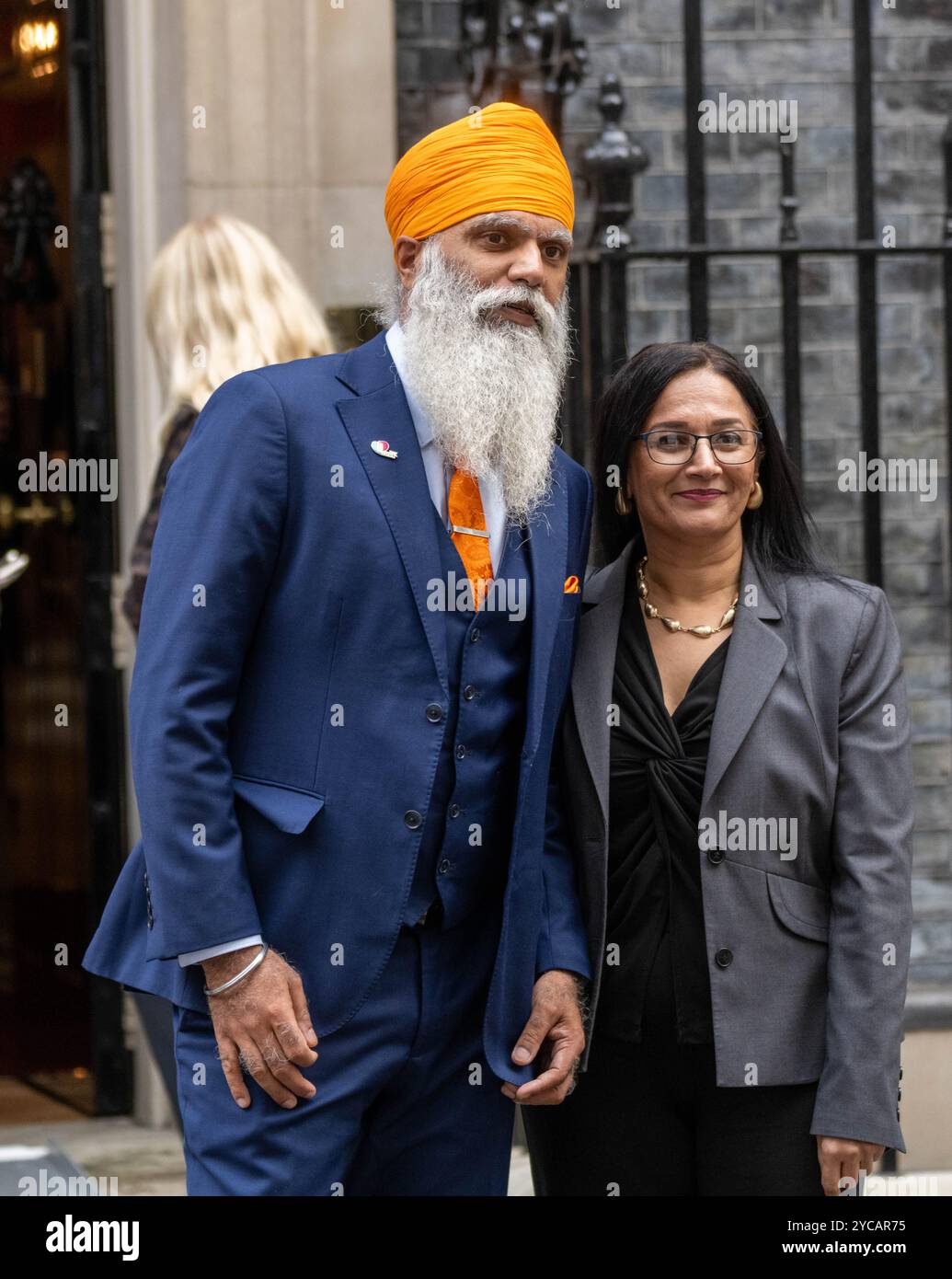London, Großbritannien. Oktober 2024. Gewinner des Pride of Britain-Preises nehmen an 10 Downing Street, London Teil, UK, ITV-Spendenaktion 2024, Manny Singh Kang, großer Fußballfan hat mehr als 260.000 £ für Demenz UK gesammelt, darunter auch regelmäßige Samstage in Samosa. Quelle: Ian Davidson/Alamy Live News Stockfoto