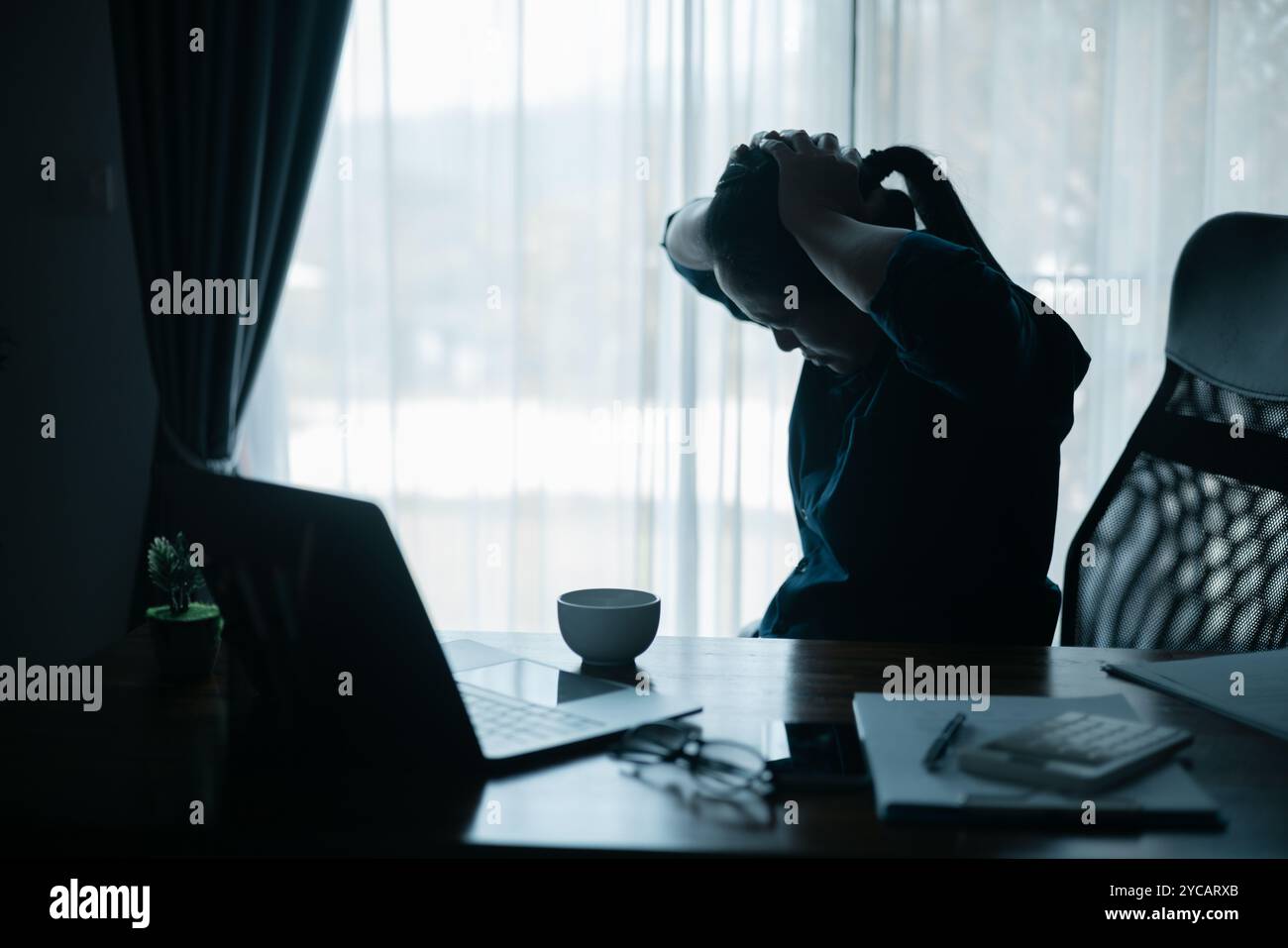 Geschäftsfrau, gestresste und schläfrige Frau, saß in ihrem Büro, fühlte sich traurig und überwältigt von Problemen am Arbeitsplatz, kämpfte gegen Stress und Depressionen. Frau, Stockfoto