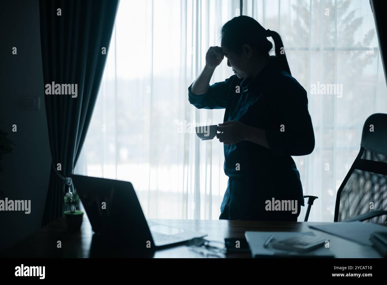 Geschäftsfrau, gestresste und schläfrige Frau, saß in ihrem Büro, fühlte sich traurig und überwältigt von Problemen am Arbeitsplatz, kämpfte gegen Stress und Depressionen. Frau, Stockfoto