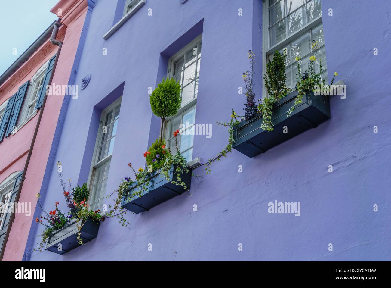 Charleston, SC, USA-15. September 2024: Rainbow Row – eine Reihe von dreizehn farbenfrohen historischen Häusern im Stadtteil Charleston, South Carolina. Stockfoto